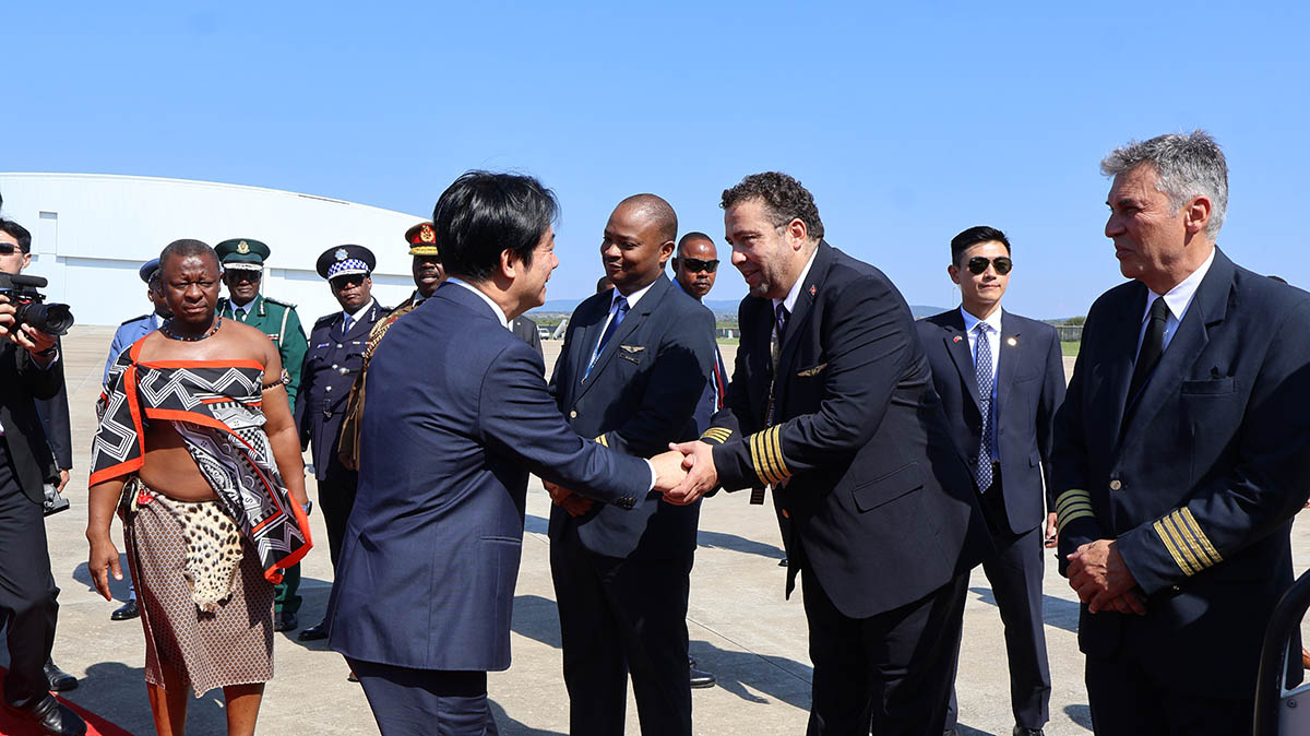 President Lai Ching-te greeting pilots and first officers of Siyinqaba before getting on the plane.